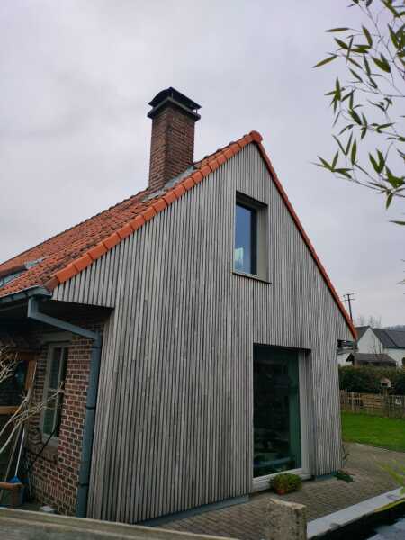 Woning met houten gevelbekleding en houten schrijnwerk