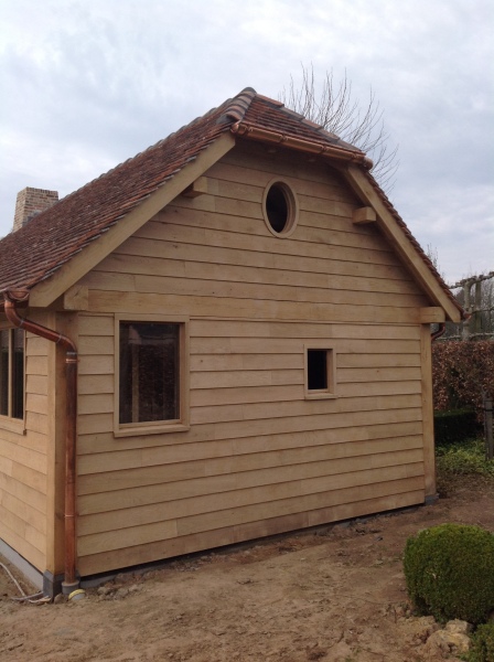 Bijgebouw met houten gevelafwerking