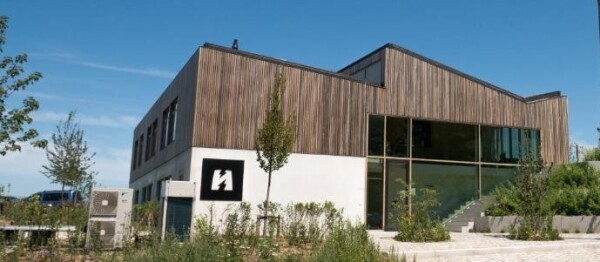 Sporthotel Ten Hotond met houten gevelbekleding en buitenschrijnwerk