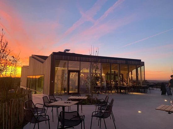Sporthotel Ten Hotond bij zonsondergang