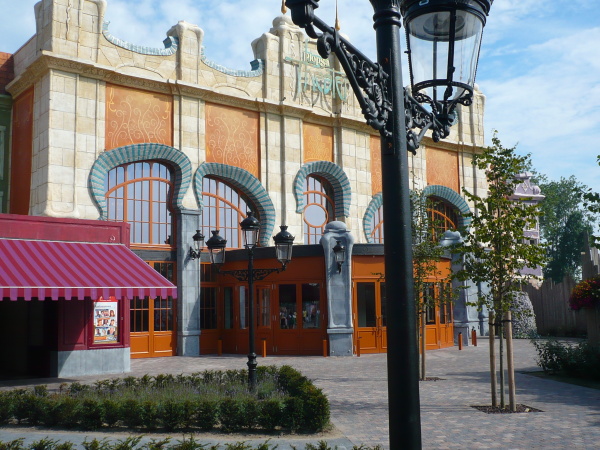 Detail houten schrijnwerk Plopsa Theater