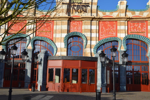 Thematisch houten schrijnwerk Plopsa Theater